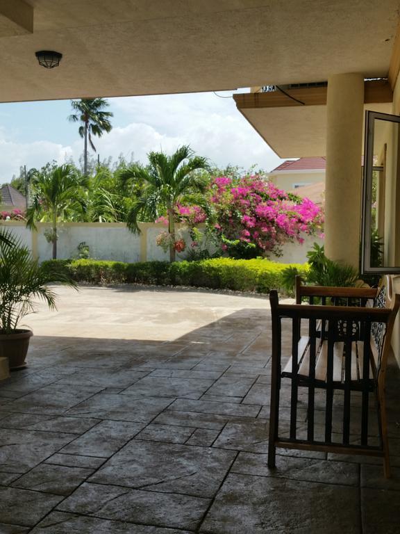 Guest House Villa Mishkan รันอเวย์เบย์ ภายนอก รูปภาพ