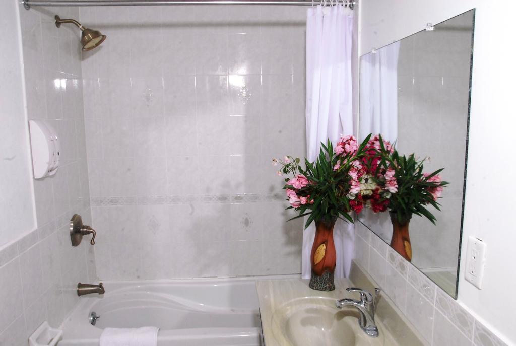 Guest House Villa Mishkan รันอเวย์เบย์ ภายนอก รูปภาพ